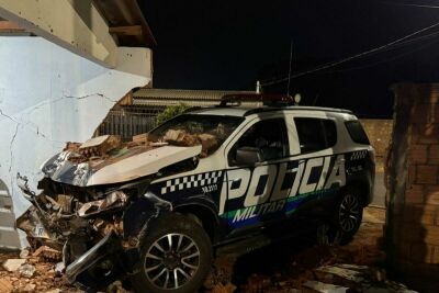 Imagem da notícia Viatura da PM bate em muro durante perseguição a motociclista em Nova Andradina
